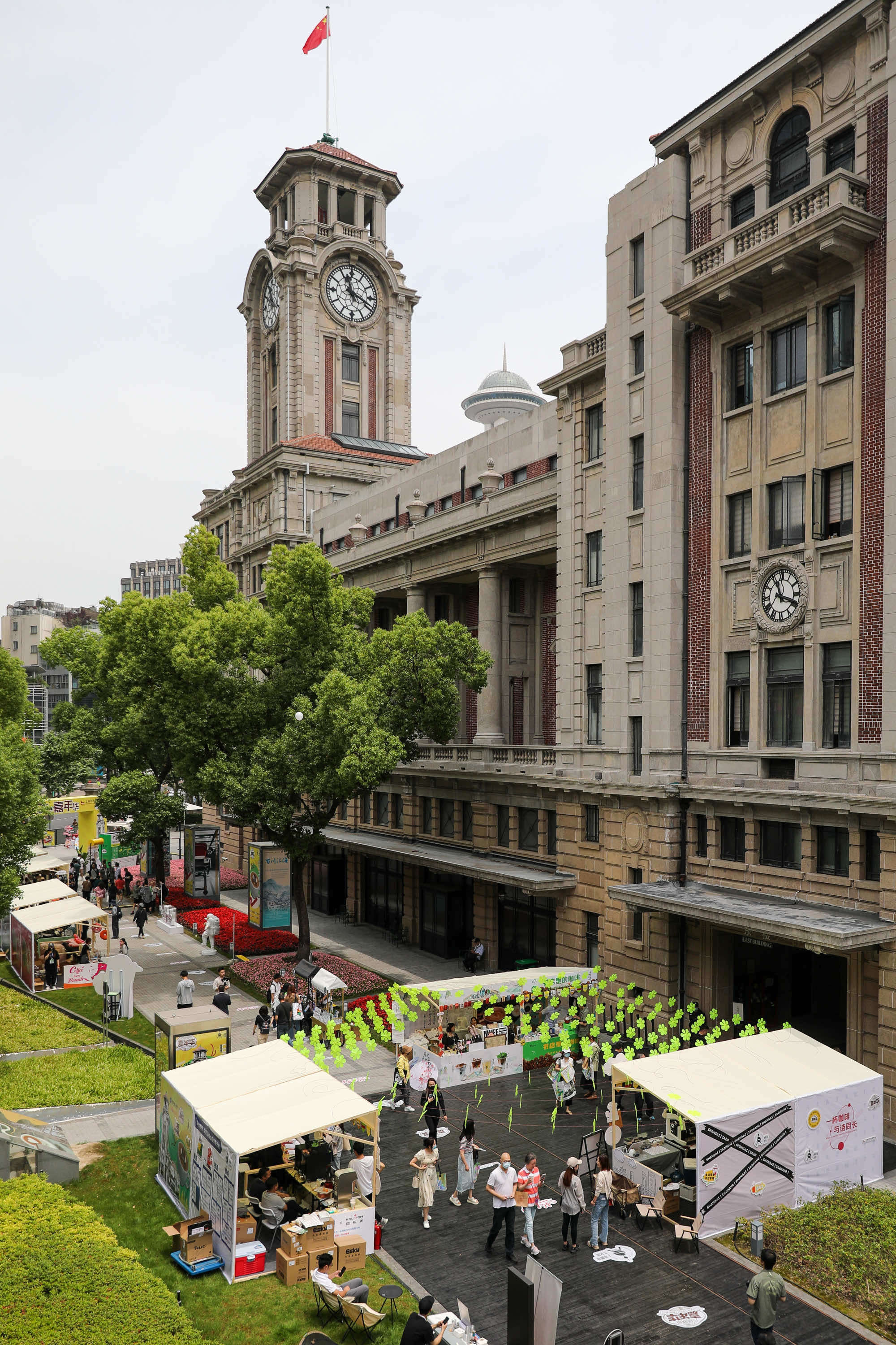 广东省赤岗广场的魅力——一幅城市繁华的生动图片